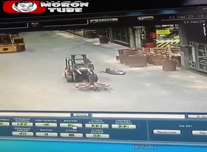 Video :A forklift runs over a dazed worker